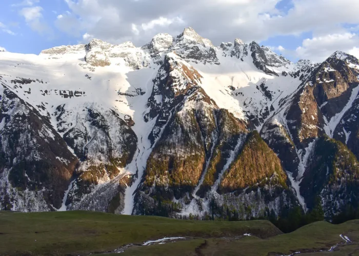 A majestic sight of snow studded peaks on Buran Ghati Trek in Himachal Pradesh.