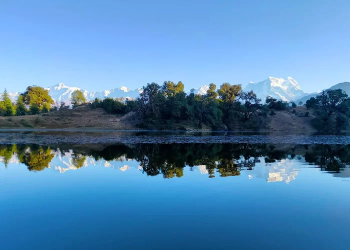 Mount Chaukhamba presents its breathtaking reflection on Deoriatal trek.