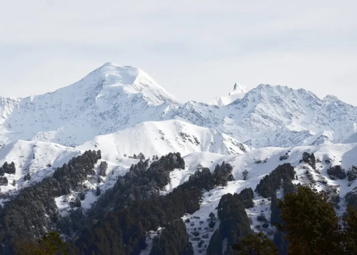 Dodital Darwa Pass trek offers majestic mountain views from the summit.