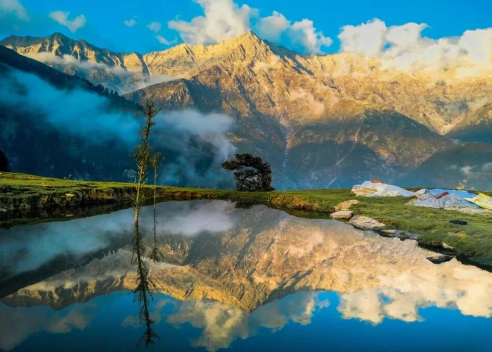 Triund Trek near McLeodganj is a perfect trail for beginners. The trek offers picturesque landscapes and mesmerizing mountain views from the summit.